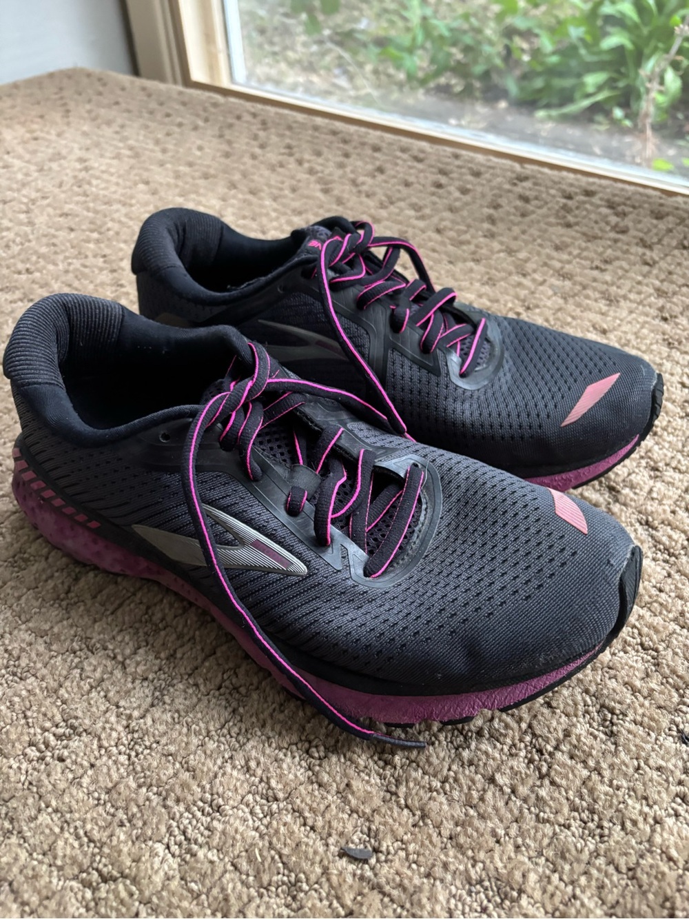 Brooks running shoes women’s 9.5 adrenaline 20 sneakers